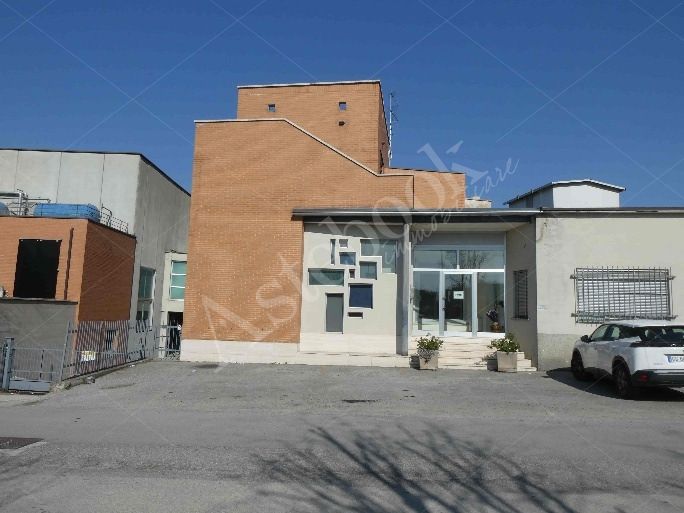 Capannone industriale ad uso produttivo con area esterna e porzione di parcheggio esterno in Valmadrera