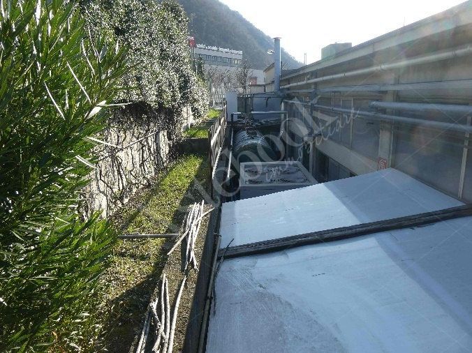 Capannone industriale ad uso produttivo con area esterna e porzione di parcheggio esterno in Valmadrera