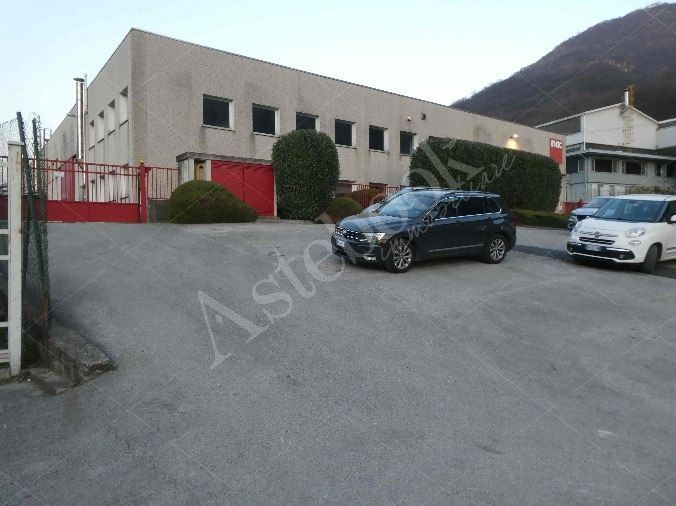 Capannone industriale ad uso produttivo con area esterna e porzione di parcheggio esterno in Valmadrera