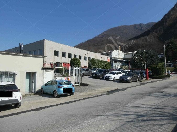 Capannone industriale ad uso produttivo con area esterna e porzione di parcheggio esterno in Valmadrera