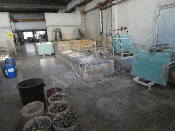 Capannone industriale ad uso produttivo con area esterna e porzione di parcheggio esterno in Valmadrera