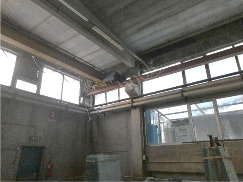 Capannone industriale ad uso produttivo con area esterna e porzione di parcheggio esterno in Valmadrera