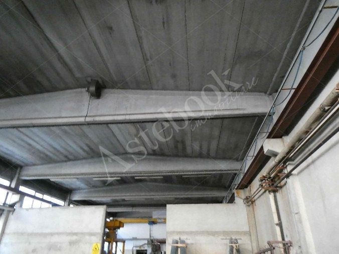 Capannone industriale ad uso produttivo con area esterna e porzione di parcheggio esterno in Valmadrera