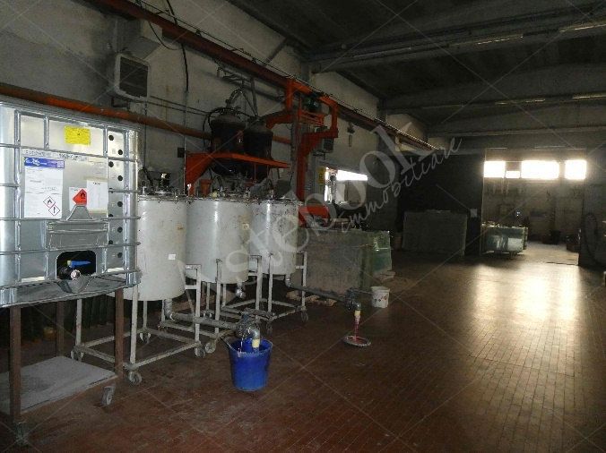 Capannone industriale ad uso produttivo con area esterna e porzione di parcheggio esterno in Valmadrera