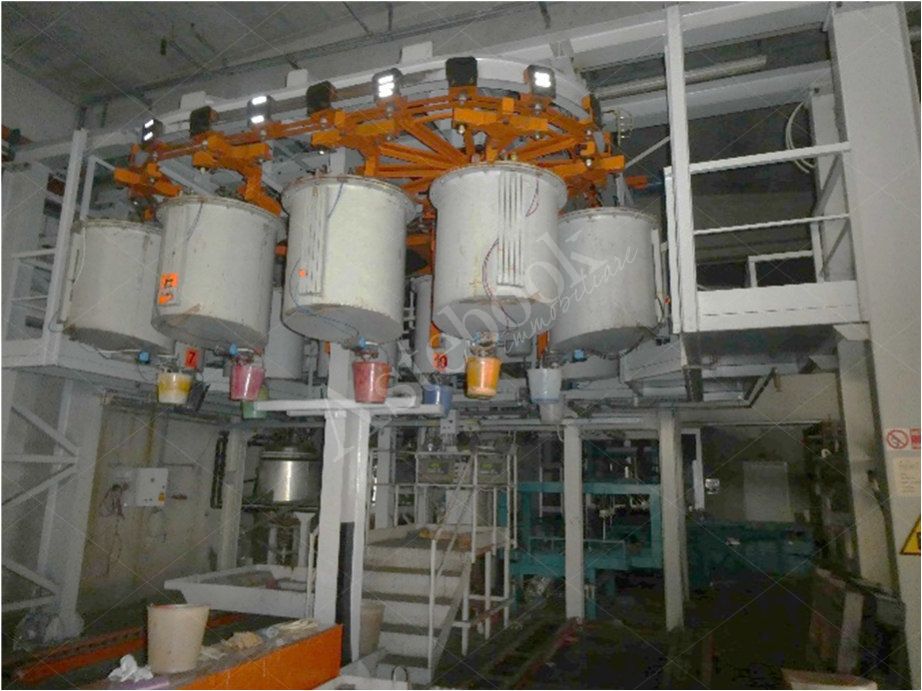 Capannone industriale ad uso produttivo con area esterna e porzione di parcheggio esterno in Valmadrera