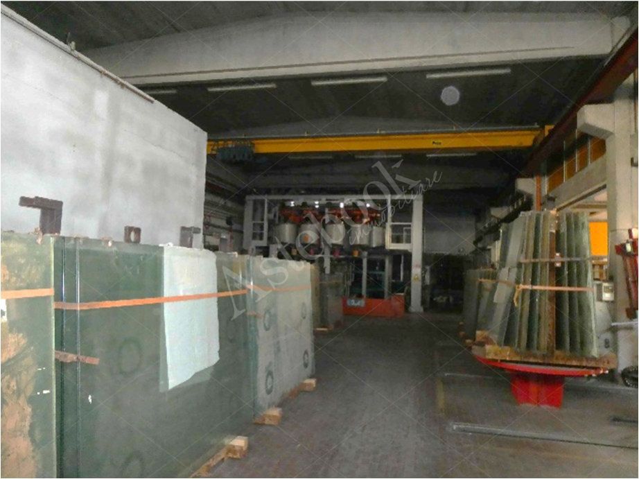 Capannone industriale ad uso produttivo con area esterna e porzione di parcheggio esterno in Valmadrera