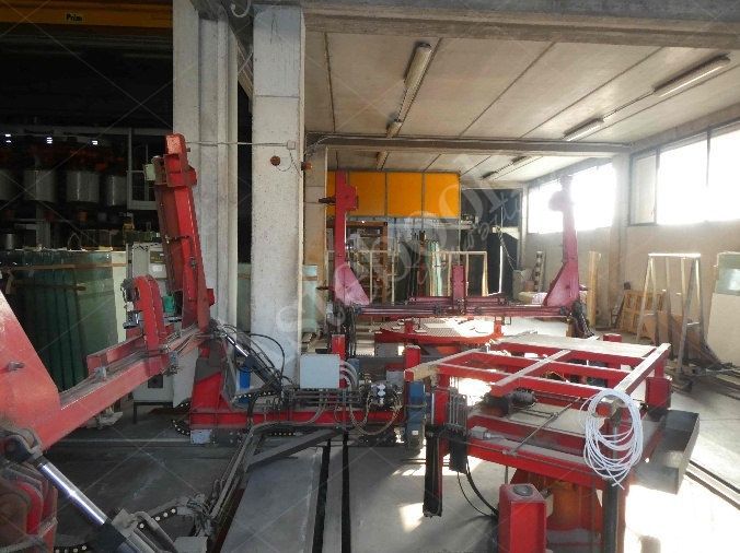 Capannone industriale ad uso produttivo con area esterna e porzione di parcheggio esterno in Valmadrera