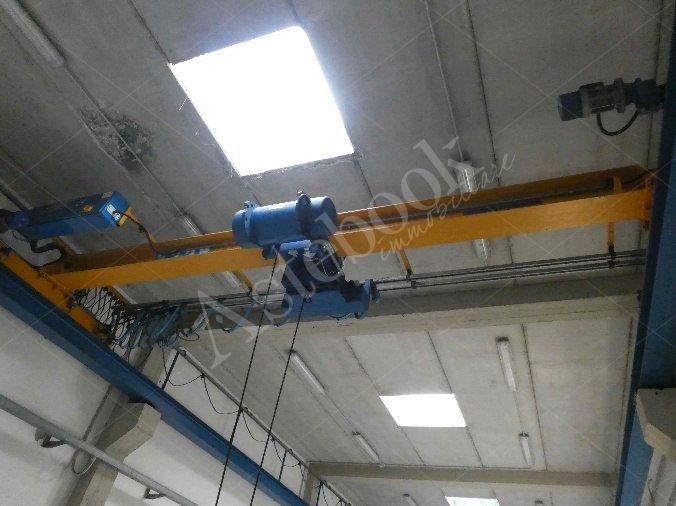 Capannone industriale ad uso produttivo con area esterna e porzione di parcheggio esterno in Valmadrera