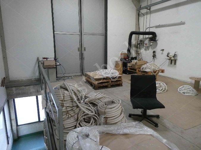 Capannone industriale ad uso produttivo con area esterna e porzione di parcheggio esterno in Valmadrera