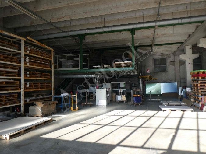 Capannone industriale ad uso produttivo con area esterna e porzione di parcheggio esterno in Valmadrera