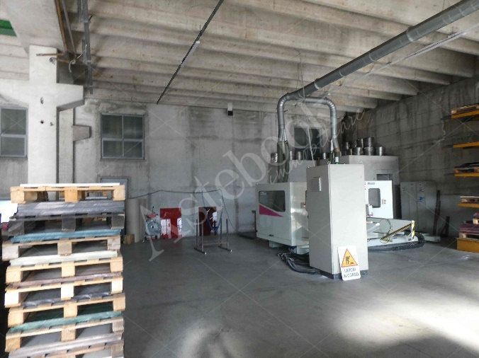 Capannone industriale ad uso produttivo con area esterna e porzione di parcheggio esterno in Valmadrera
