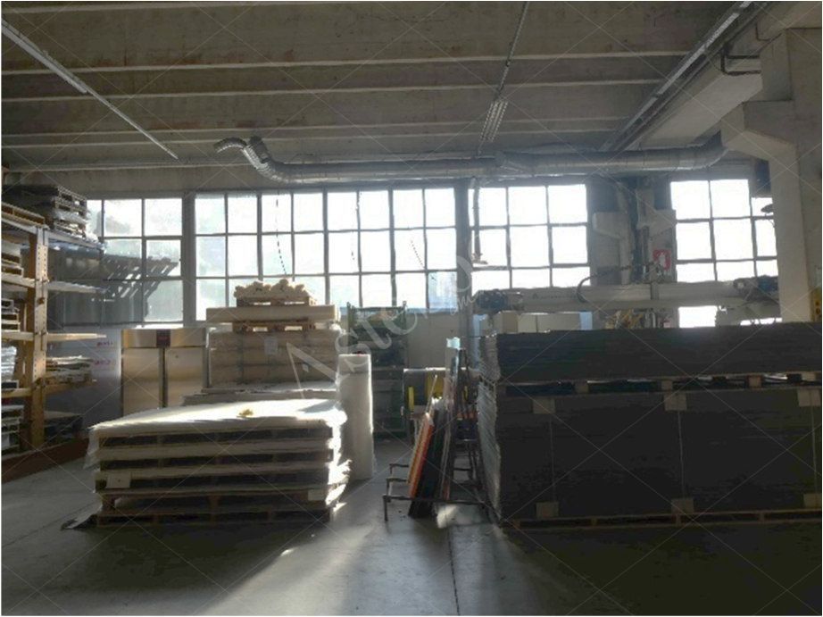 Capannone industriale ad uso produttivo con area esterna e porzione di parcheggio esterno in Valmadrera