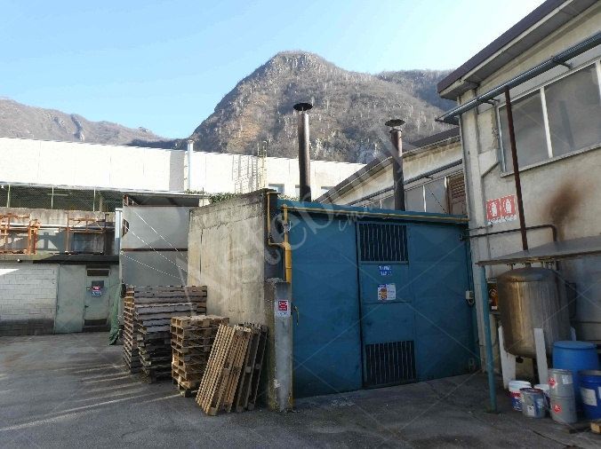 Capannone industriale ad uso produttivo con area esterna e porzione di parcheggio esterno in Valmadrera