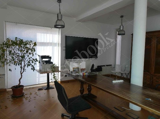 Capannone industriale ad uso produttivo con area esterna e porzione di parcheggio esterno in Valmadrera