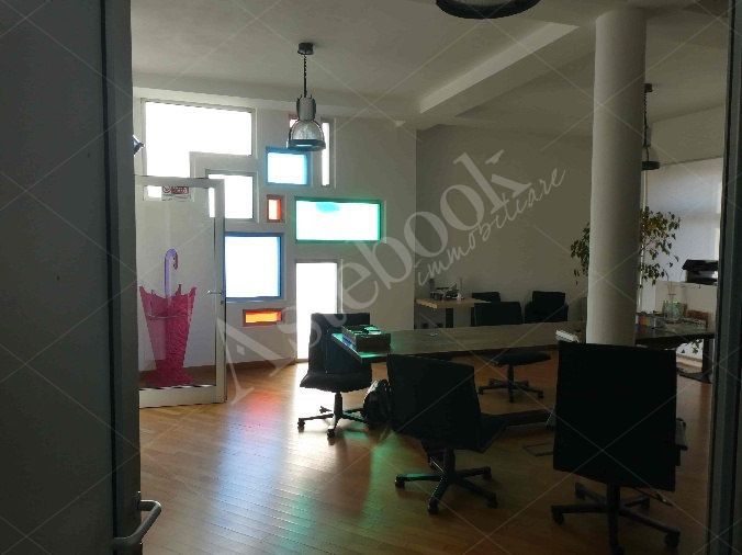 Capannone industriale ad uso produttivo con area esterna e porzione di parcheggio esterno in Valmadrera