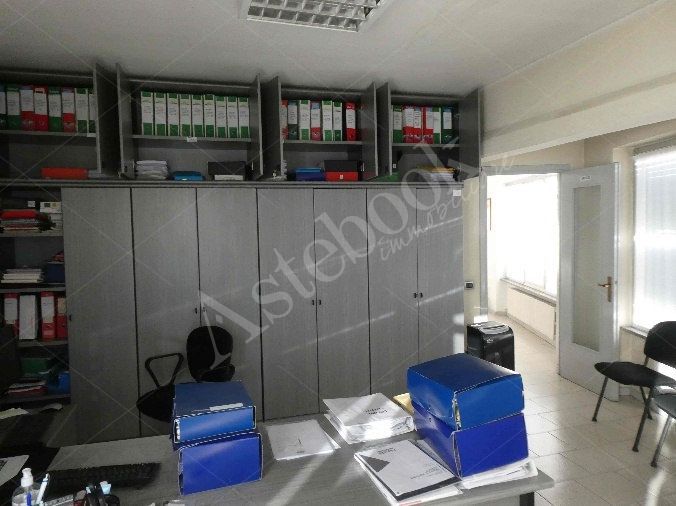 Capannone industriale ad uso produttivo con area esterna e porzione di parcheggio esterno in Valmadrera