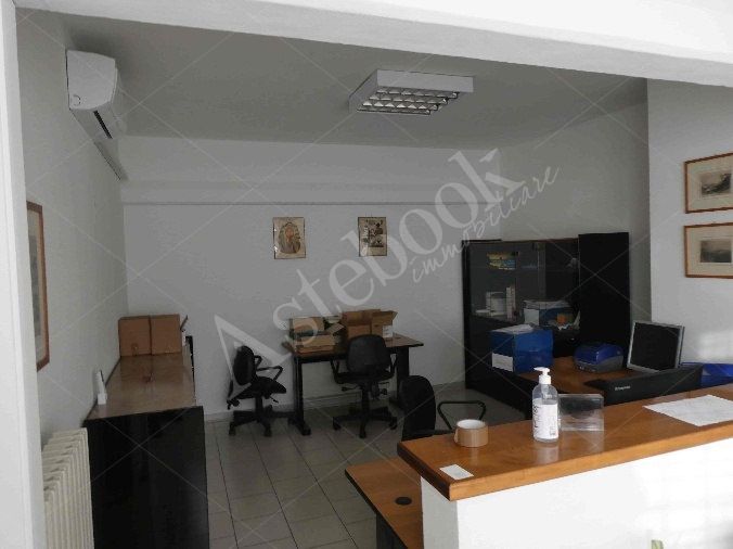 Capannone industriale ad uso produttivo con area esterna e porzione di parcheggio esterno in Valmadrera