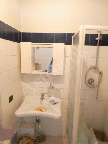 Capannone industriale ad uso produttivo con area esterna e porzione di parcheggio esterno in Valmadrera