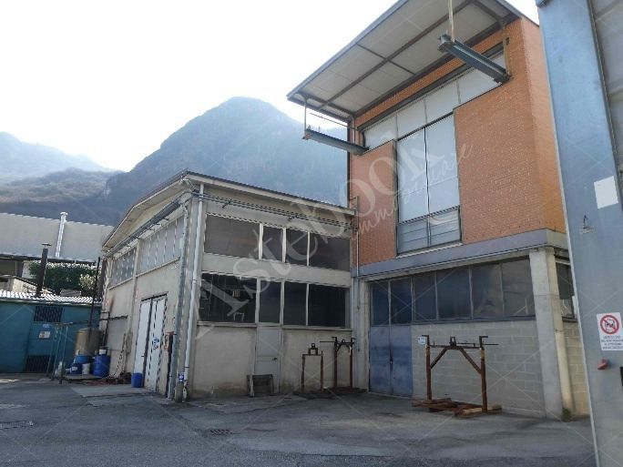 Capannone industriale ad uso produttivo con area esterna e porzione di parcheggio esterno in Valmadrera