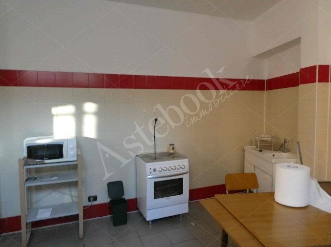 Capannone industriale ad uso produttivo con area esterna e porzione di parcheggio esterno in Valmadrera