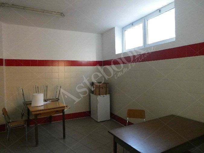 Capannone industriale ad uso produttivo con area esterna e porzione di parcheggio esterno in Valmadrera