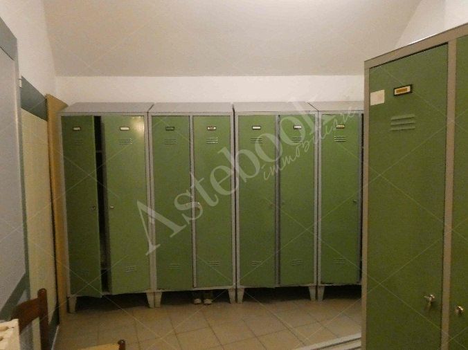 Capannone industriale ad uso produttivo con area esterna e porzione di parcheggio esterno in Valmadrera