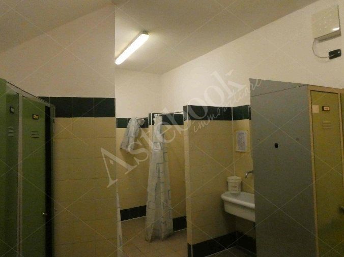 Capannone industriale ad uso produttivo con area esterna e porzione di parcheggio esterno in Valmadrera