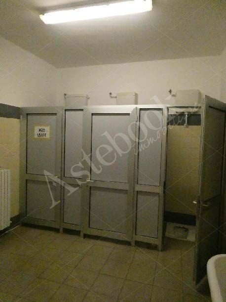 Capannone industriale ad uso produttivo con area esterna e porzione di parcheggio esterno in Valmadrera