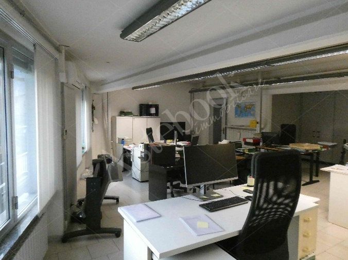 Capannone industriale ad uso produttivo con area esterna e porzione di parcheggio esterno in Valmadrera