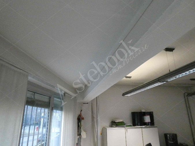 Capannone industriale ad uso produttivo con area esterna e porzione di parcheggio esterno in Valmadrera