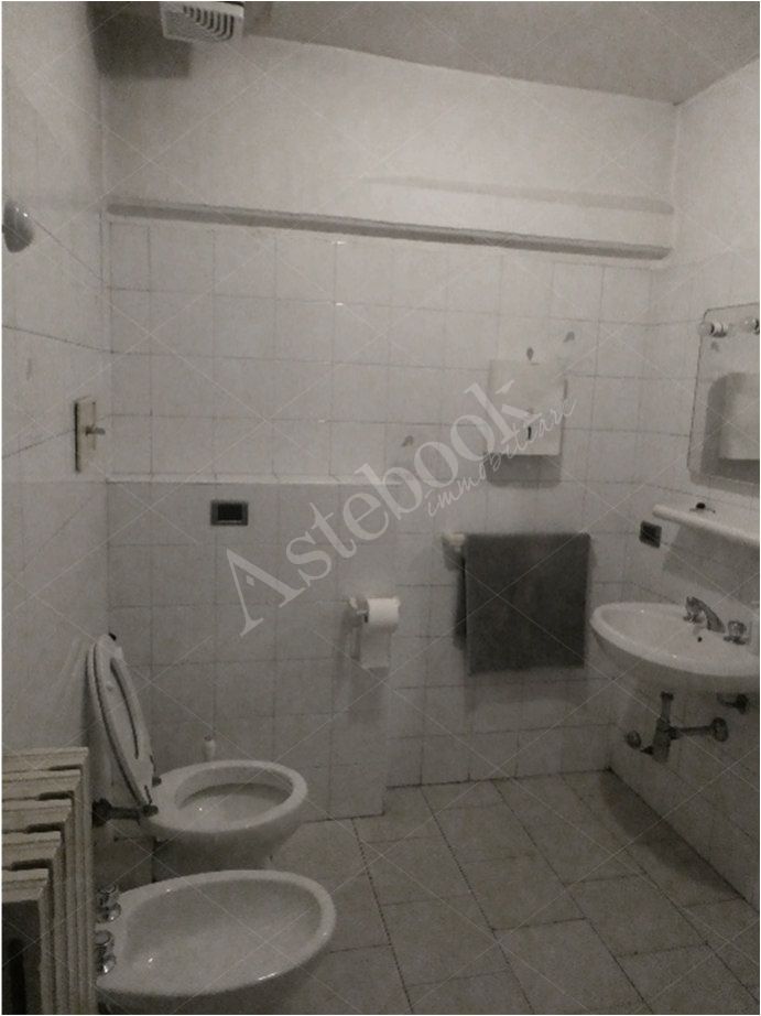 Capannone industriale ad uso produttivo con area esterna e porzione di parcheggio esterno in Valmadrera