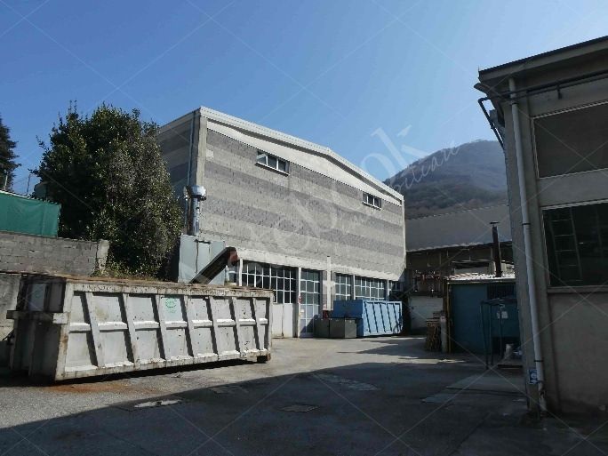 Capannone industriale ad uso produttivo con area esterna e porzione di parcheggio esterno in Valmadrera