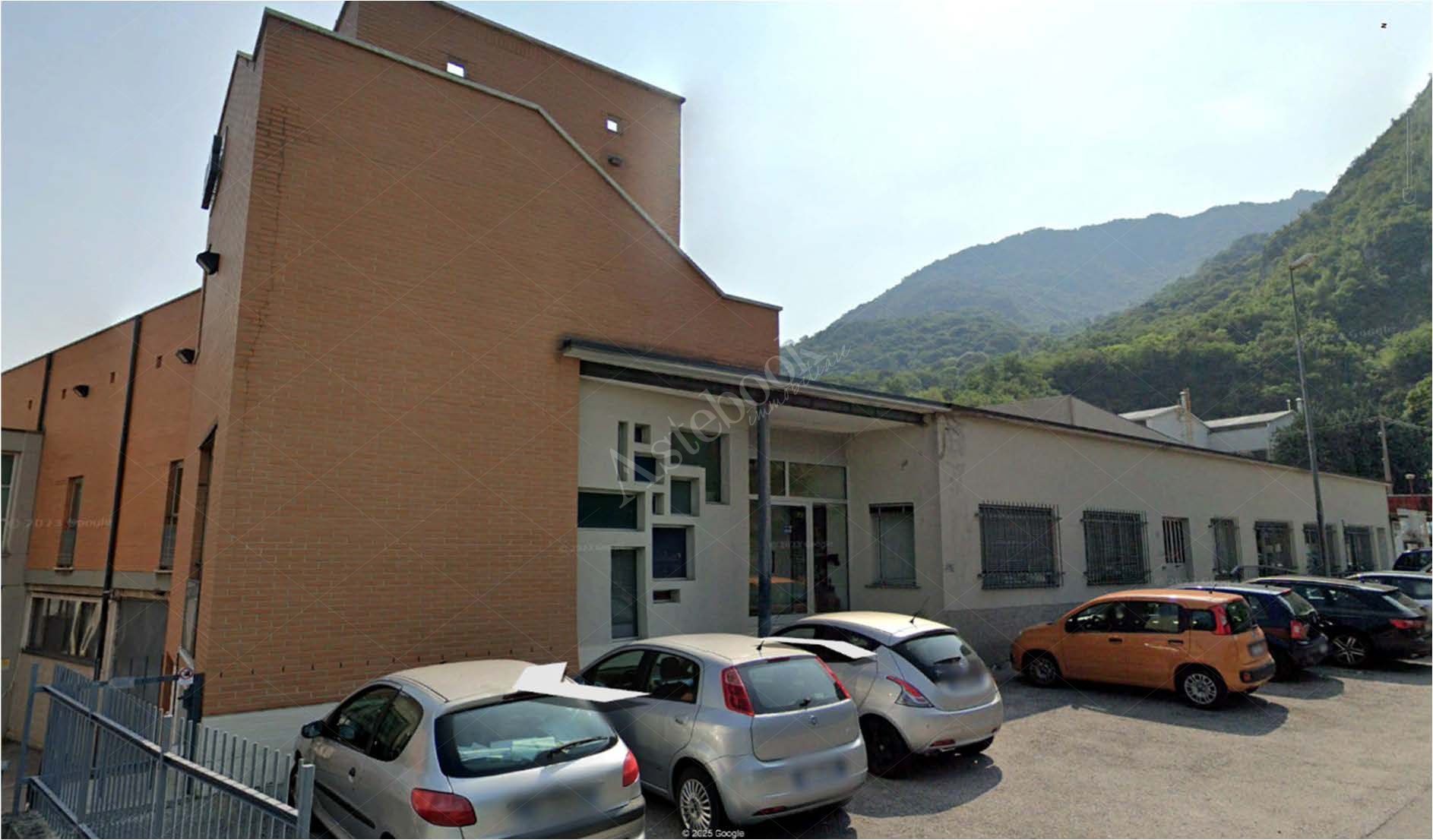 Capannone industriale ad uso produttivo con area esterna e porzione di parcheggio esterno in Valmadrera