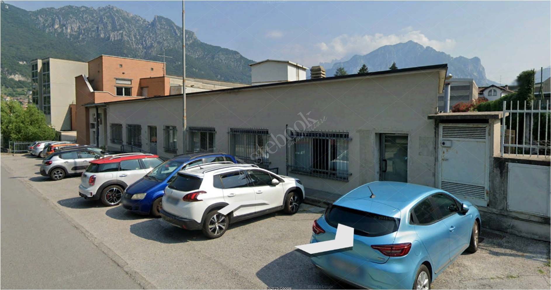 Capannone industriale ad uso produttivo con area esterna e porzione di parcheggio esterno in Valmadrera