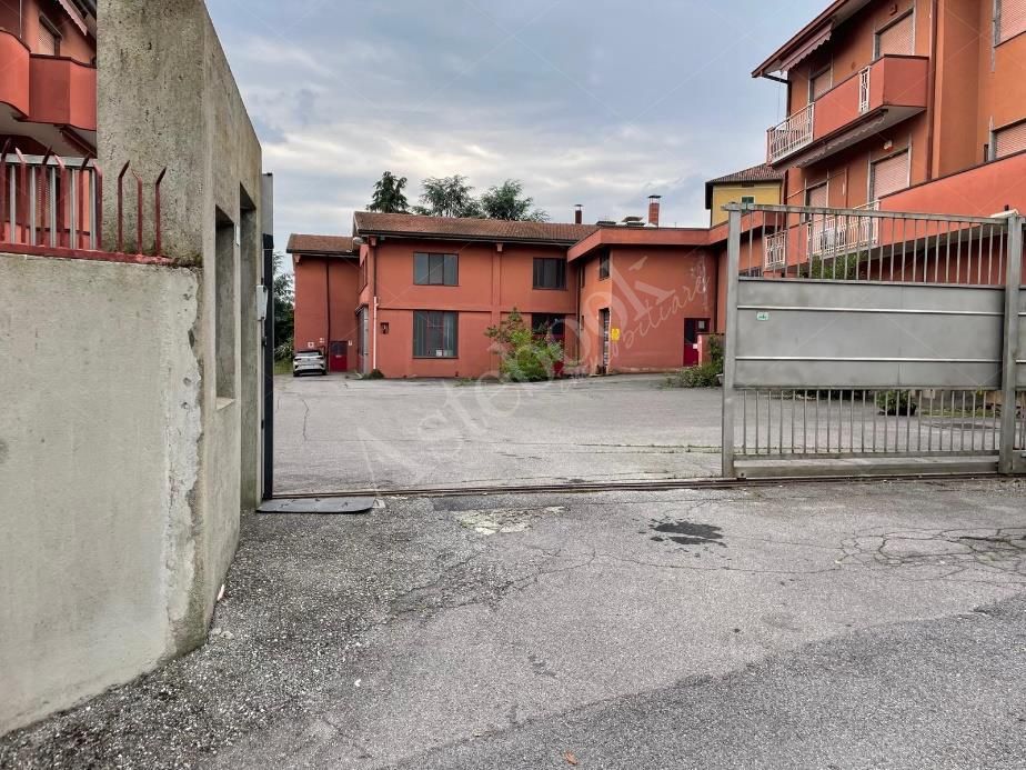 Capannone artigianale con sup. comm. 3.289,96 mq composto da due corpi di fabbrica e area di pertinenza esterna