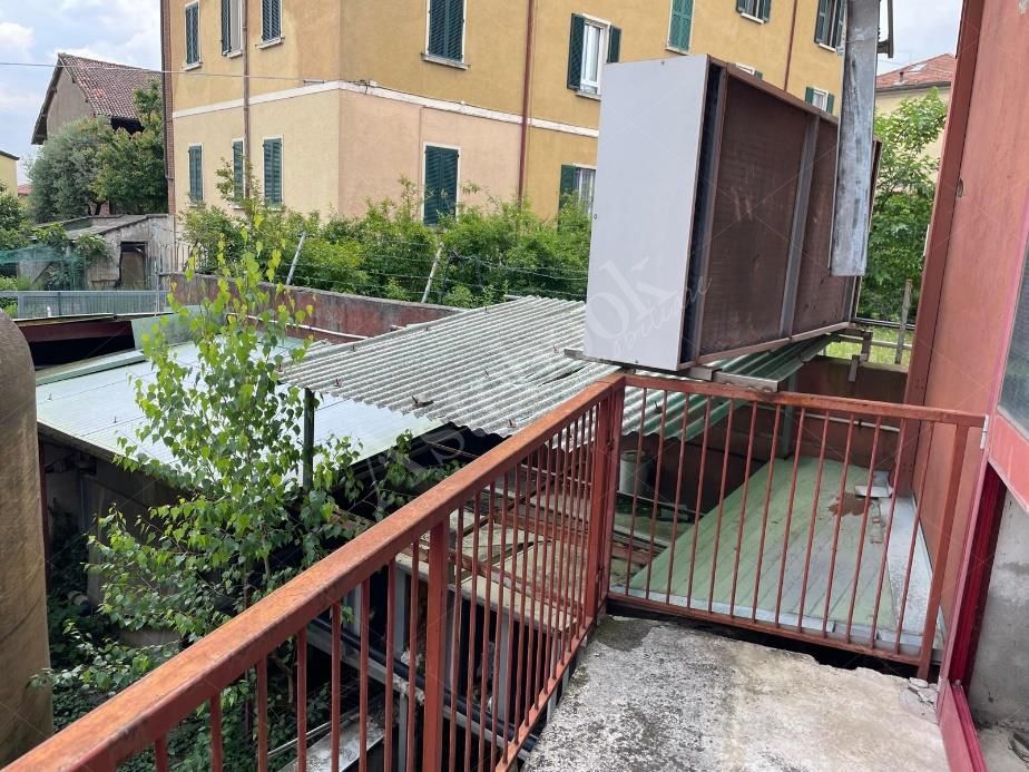 Capannone artigianale con sup. comm. 3.289,96 mq composto da due corpi di fabbrica e area di pertinenza esterna