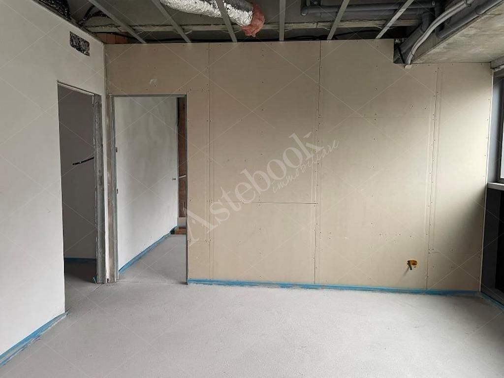 Box unico - Complesso direzionale con quattro uffici al rustico e beni mobili in Mandello del Lario