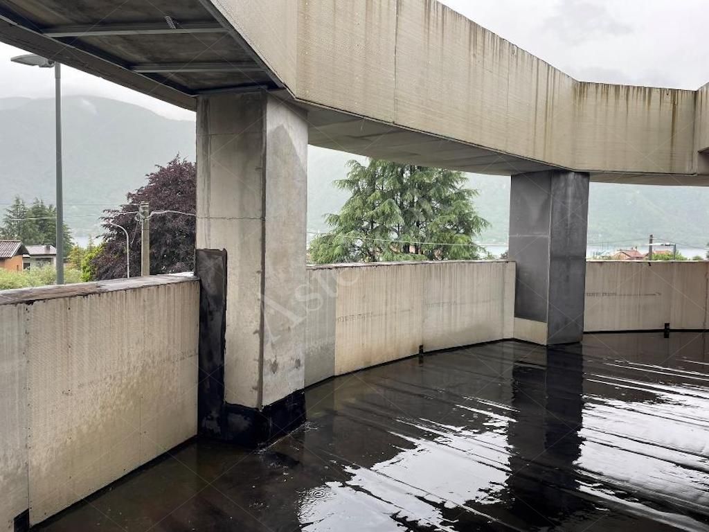 Box unico - Complesso direzionale con quattro uffici al rustico e beni mobili in Mandello del Lario