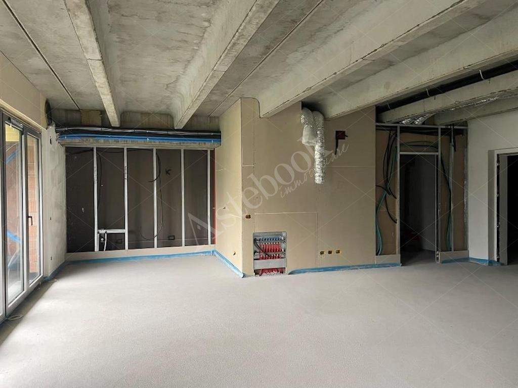 Box unico - Complesso direzionale con quattro uffici al rustico e beni mobili in Mandello del Lario