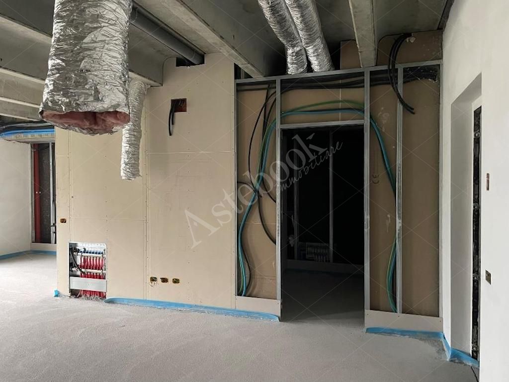 Box unico - Complesso direzionale con quattro uffici al rustico e beni mobili in Mandello del Lario