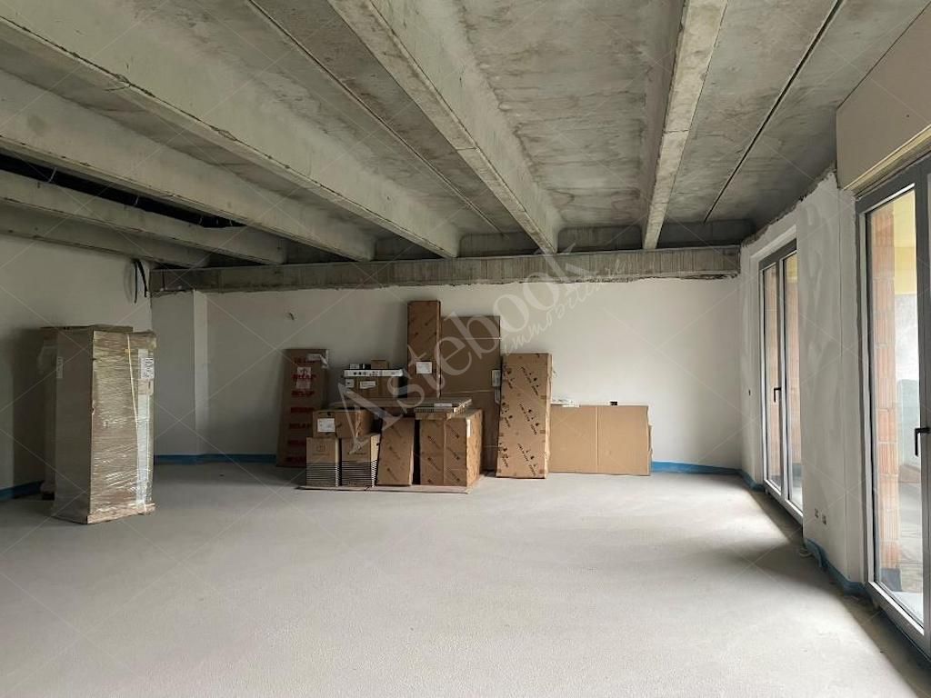 Box unico - Complesso direzionale con quattro uffici al rustico e beni mobili in Mandello del Lario