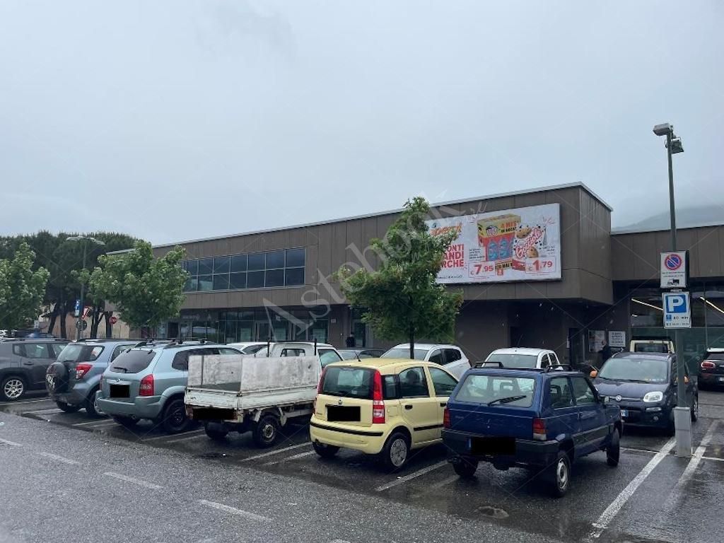 Box unico - Complesso direzionale con quattro uffici al rustico e beni mobili in Mandello del Lario