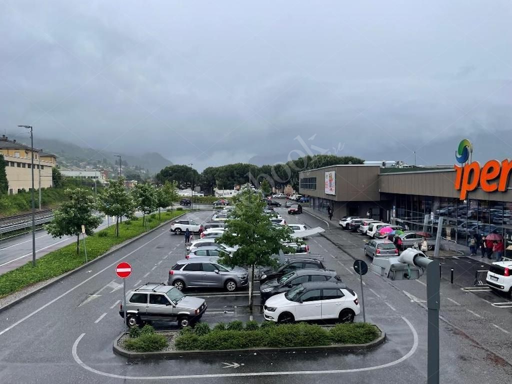 Box unico - Complesso direzionale con quattro uffici al rustico e beni mobili in Mandello del Lario