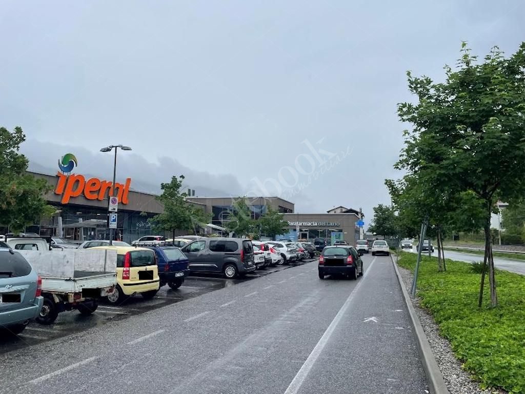 Box unico - Complesso direzionale con quattro uffici al rustico e beni mobili in Mandello del Lario