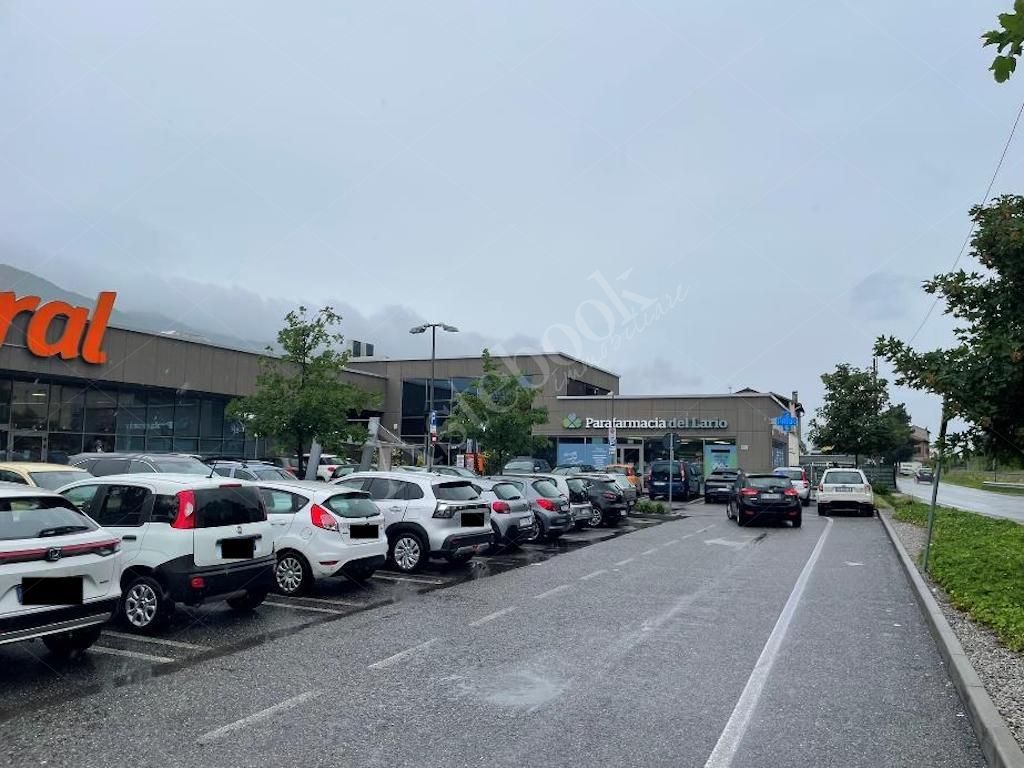 Box unico - Complesso direzionale con quattro uffici al rustico e beni mobili in Mandello del Lario