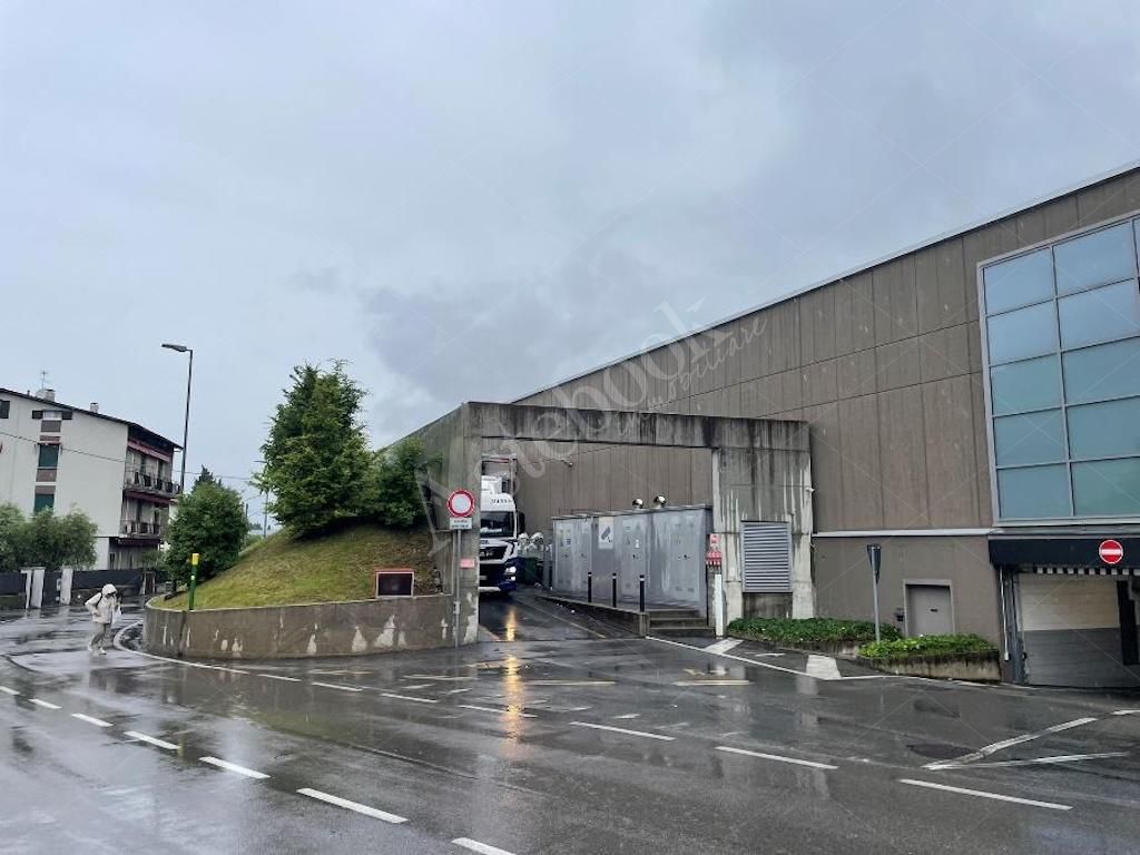 Box unico - Complesso direzionale con quattro uffici al rustico e beni mobili in Mandello del Lario