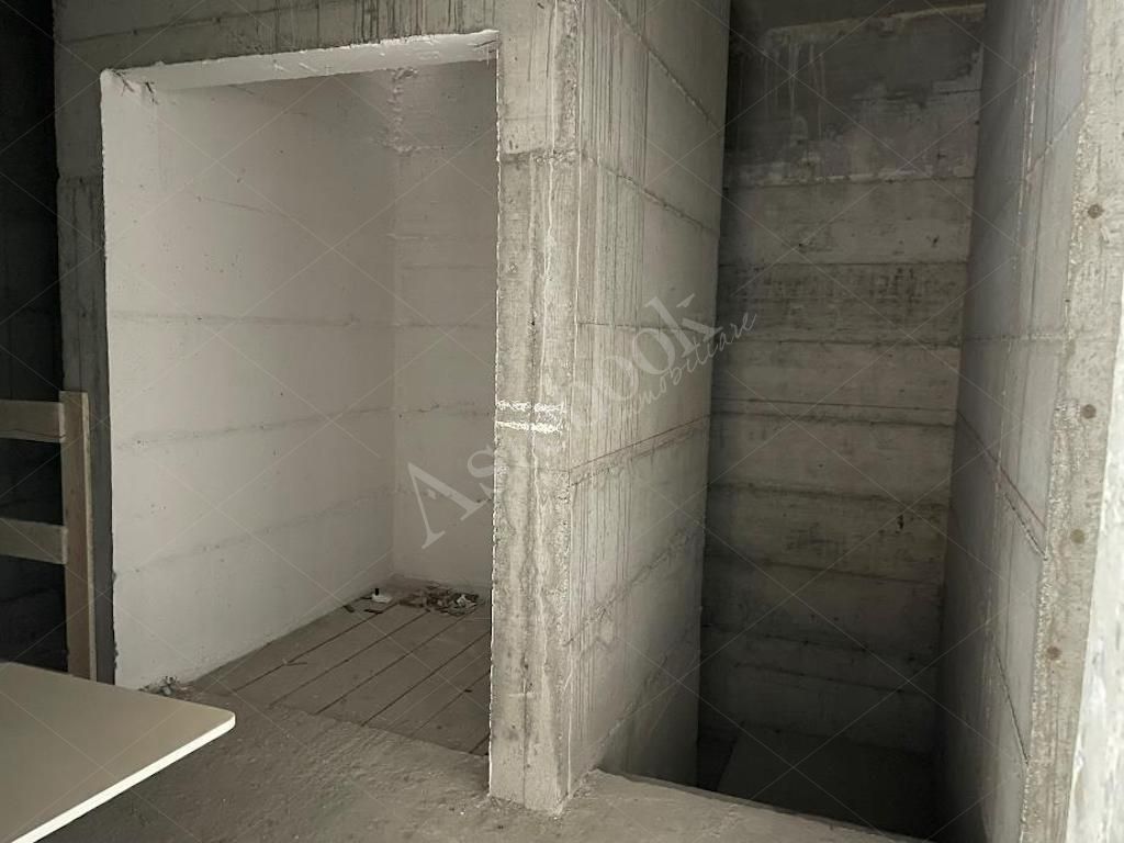 Box unico - Complesso direzionale con quattro uffici al rustico e beni mobili in Mandello del Lario