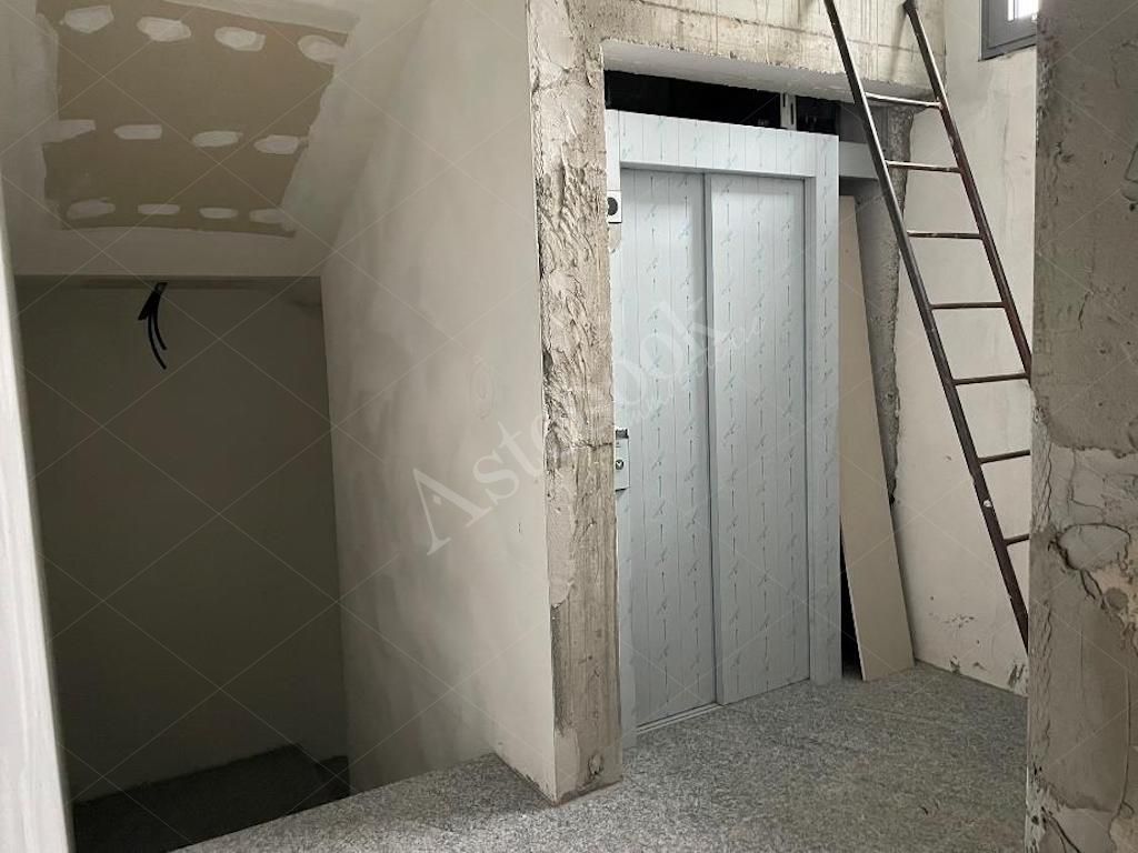 Box unico - Complesso direzionale con quattro uffici al rustico e beni mobili in Mandello del Lario