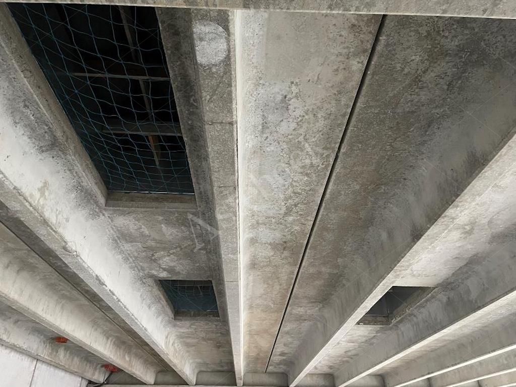 Box unico - Complesso direzionale con quattro uffici al rustico e beni mobili in Mandello del Lario