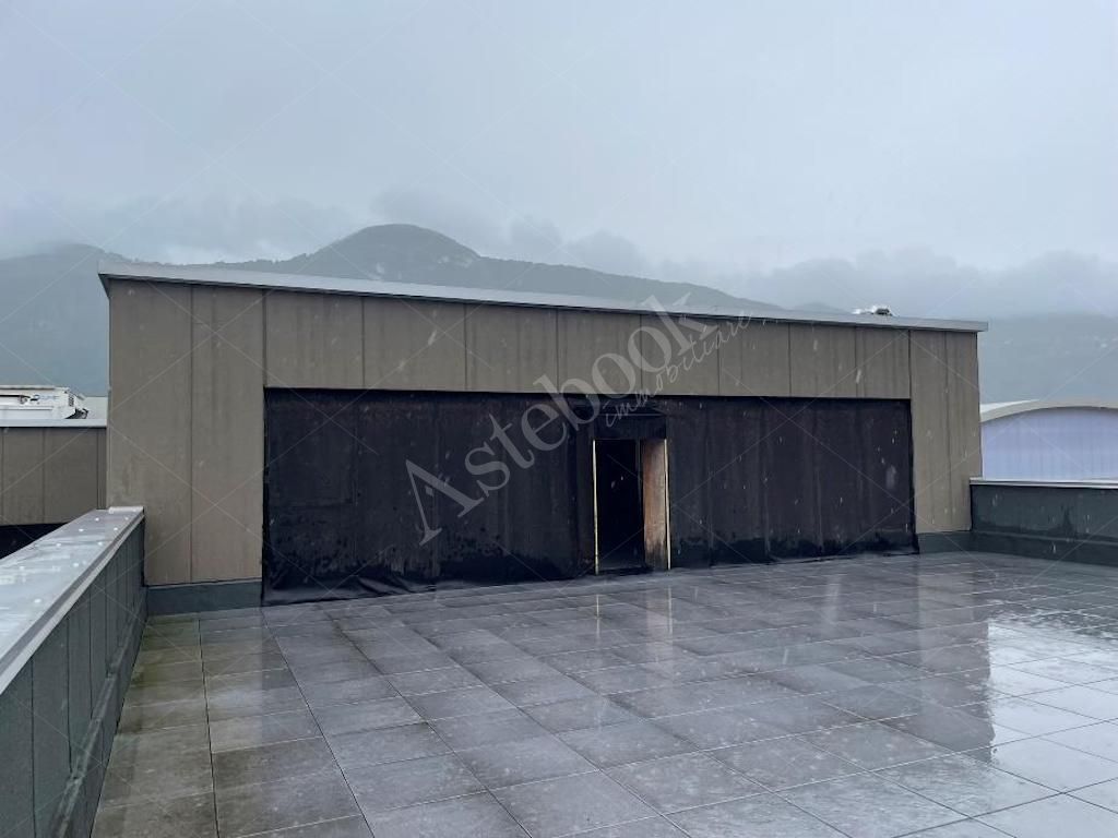 Box unico - Complesso direzionale con quattro uffici al rustico e beni mobili in Mandello del Lario